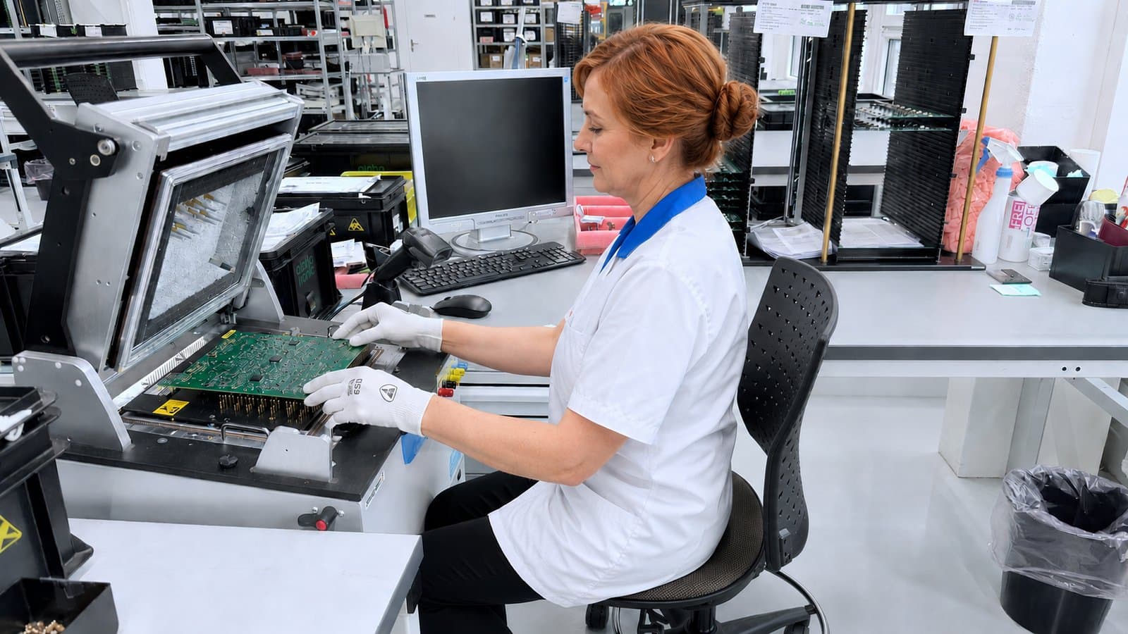 Qualitätsprüfung im Testlabor bei Alphatronic AG